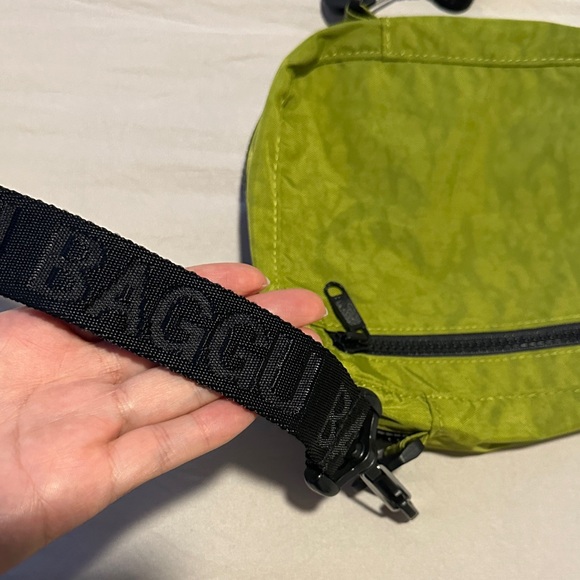 BAGGU Sport Crossbody- Avocado - Picture 2 of 5